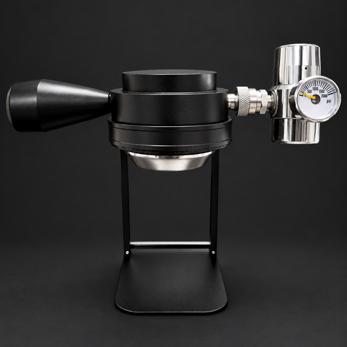 Cafetera espresso portátil negra con soporte y manómetro sobre fondo oscuro